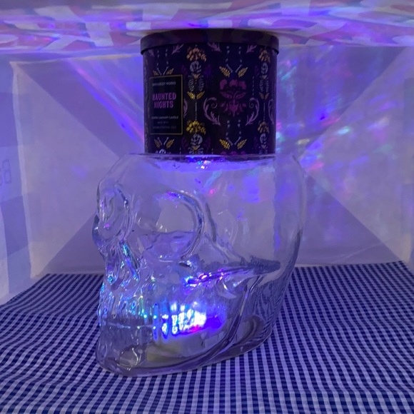 BBW 2021 Halloween Color Changing Skull Stand - Picture 7 of 8
